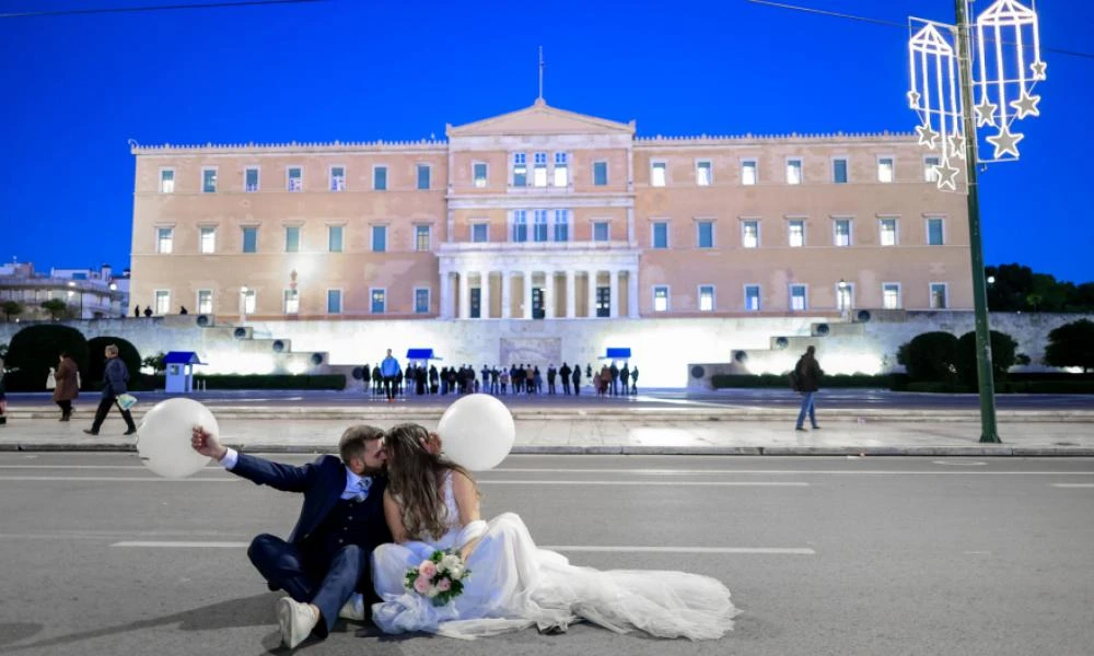 Viral έγινε νιόπαντρο ζευγάρι που έκανε την γαμήλια φωτογράφιση του στο Σύνταγμα με φόντο τη Βουλή
